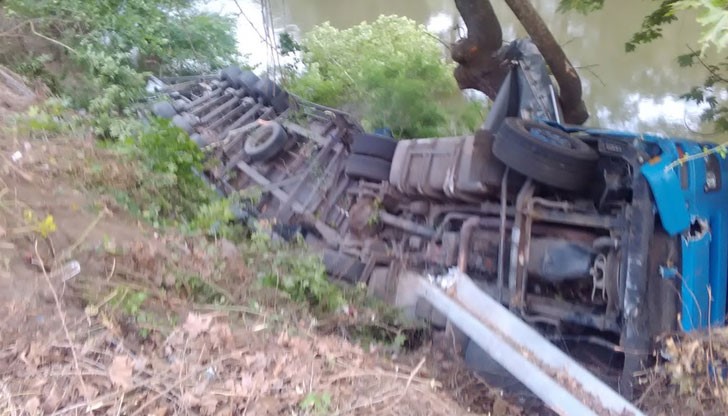 Шофьорът на ТИР-а не помни как се е озовал в дерето на реката