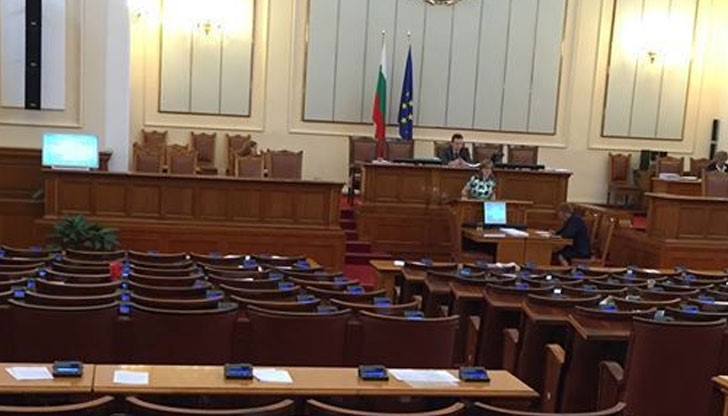 Гледката на празни кулоари и депутатски банки е характерна особено в петък Гледката на празни кулоари и депутатски банки е характерна особено в петък