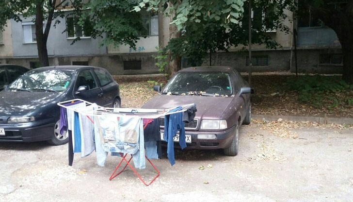 Сушилник с дрехи е опънат точно пред паркирани коли