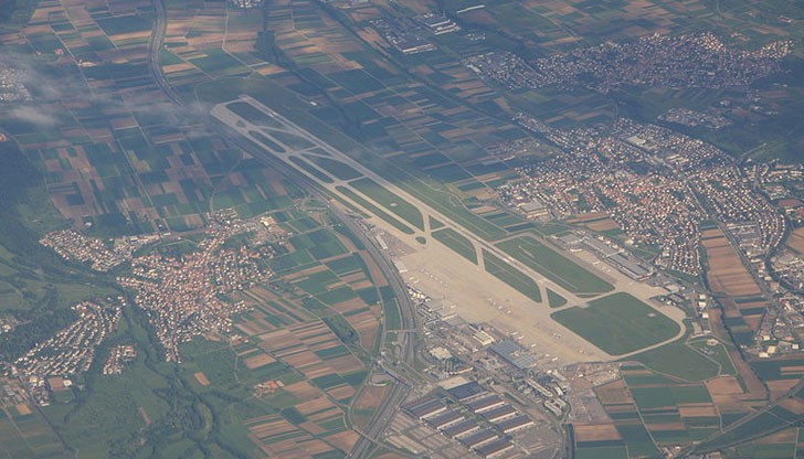 При кацането си самолетът е излязъл от пистата и е спрял в тревната площ При кацането си самолетът е излязъл от пистата и е спрял в тревната площ