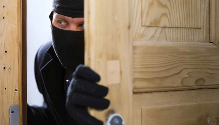 Липсва сумата от 4000 паунда, 3000 лв и златни бижута Липсва сумата от 4000 паунда, 3000 лв и златни бижута