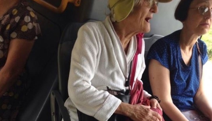 76-годишна баба направи фурор в столичния градски транспорт с необичайното си облекло