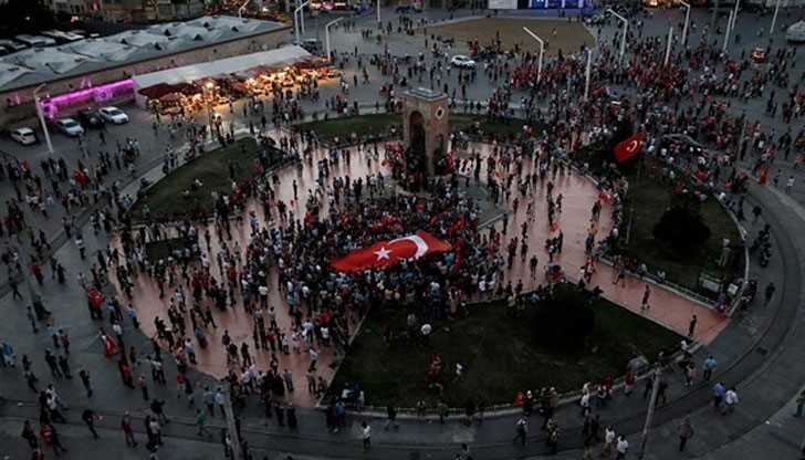 След призива на турския "султан", хората които го подкрепят излязоха по улиците