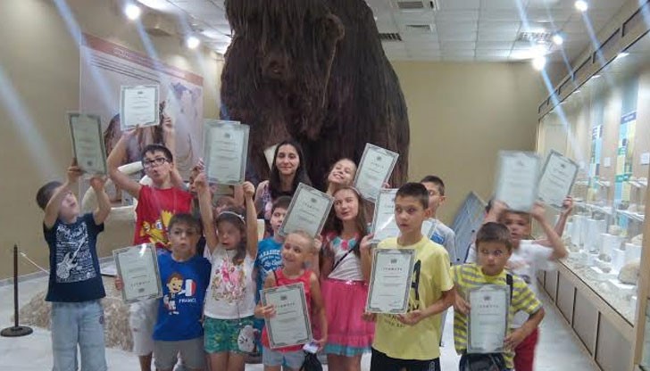 В продължение на една седмица момичетата и момчетата търсиха съкровища, решаваха задачи с римски цифри