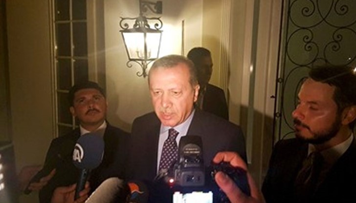 Турският президент е призовал гражданите да излязат по улиците и да не допуснат опитът за преврат да успее
