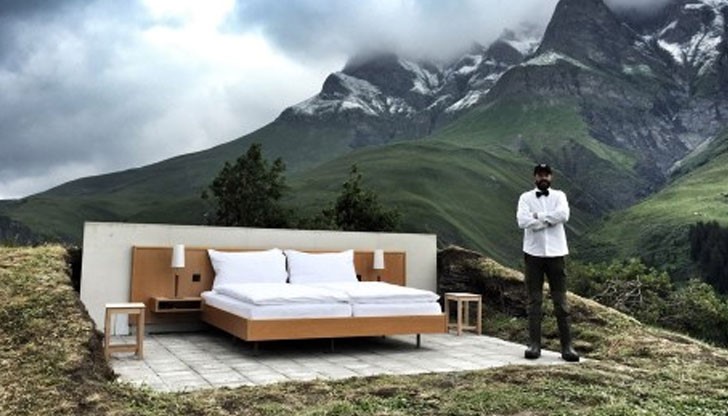 Хотелът разполага с една единствена стая, едно легло и спално бельо!