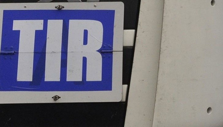 Движението при км 32 по път І-5 Бяла - Русе, при разклона за Две могили се осъществява в едната лента Движението при км 32 по път І-5 Бяла - Русе, при разклона за Две могили се осъществява в едната лента