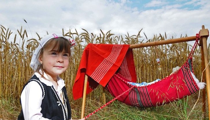 Денят е свръзан с редица ритуално-магически действия за началото на жътвата Денят е свръзан с редица ритуално-магически действия за началото на жътвата