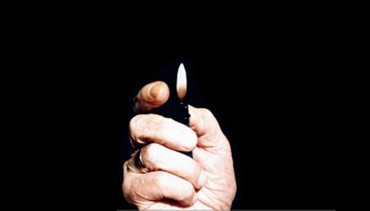 Tой видял жена да полива с течност превозното средство, след което да вади запалка и да се опитва да го запали