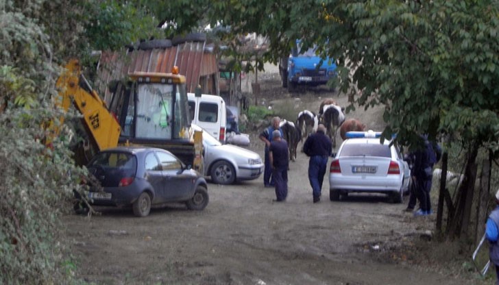 Вдигната каросерия на самосвал е паднала върху мъжа Вдигната каросерия на самосвал е паднала върху мъжа