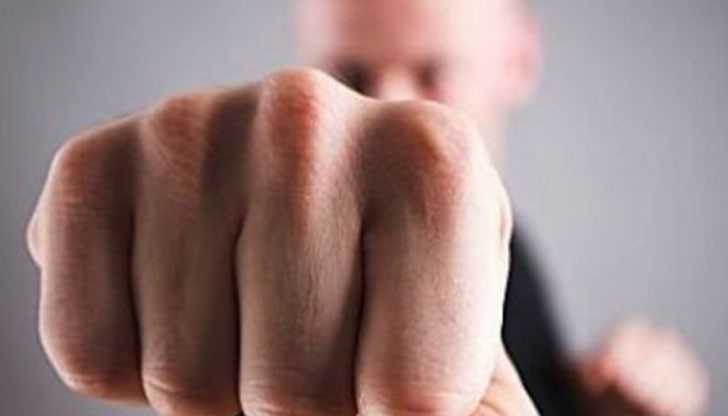 27-годишен турчин насинява приятелката си под предлог, че много я обича