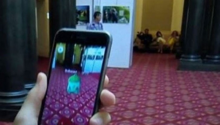 Покемонът Бълбазор постоя в парламентарната зала, където обикновено седят независимите депутати