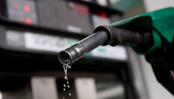 Няколко от големите вериги бензиностанции в страната вече продават масовия бензин А-95 на цена от минимум 2 лв. за литър