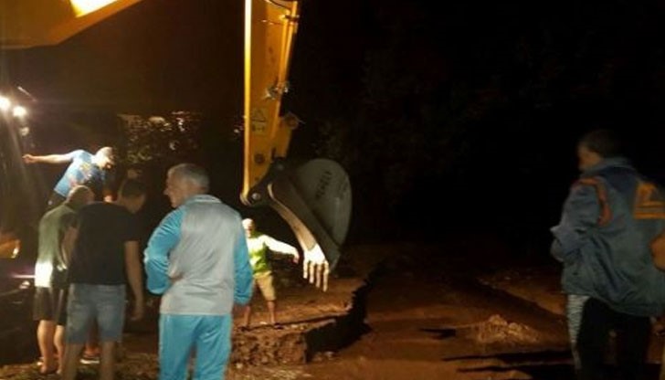 Карловското село Розино е под вода, цели улици са разрушени и отнесени от водата