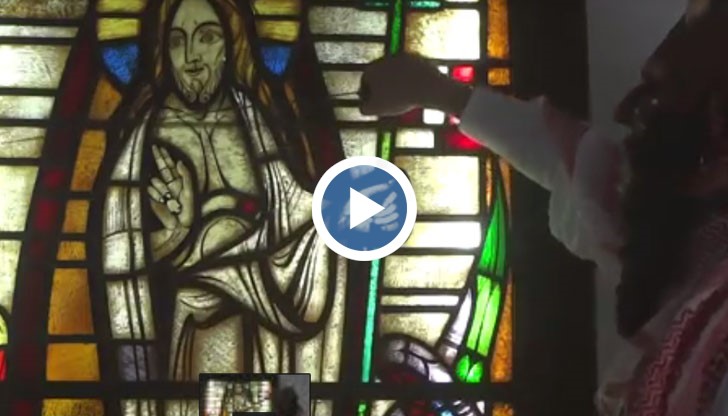 Дегизиран като Дявола изрод, реже главата на Спасителя от икона