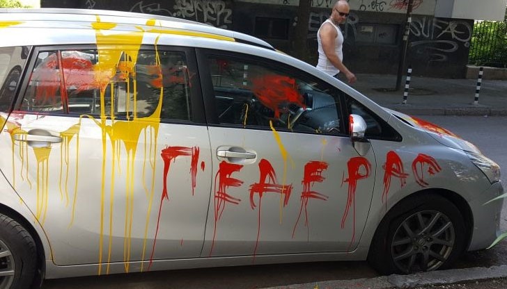 В ауспуха и по предната маска на автомобила е впръскана монтажна пяна