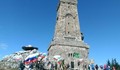 Неповторими атракции събраха хиляди души на връх Шипка