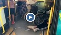 Шофьор на автобус крещи на инвалид, че не му плащат, за да му помага