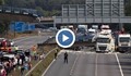 ТИР срути мост върху магистрала