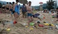 Китайци на плаж. Не им завиждаме ...