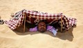 Апаши се заравят в пясъка, за да оберат туристите