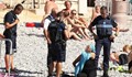 Полицаи принудиха жена да съблече буркините на плажа
