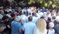 Стотици се стекоха в Рупите, за да запалят свещичка за Ванга