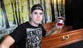 Британски вампир, който пие кръв и спи в ковчег, иска да бъде приеман за нормален