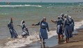 Имам пусна снимки на плажуващи монахини в отговор на забраната за бурки на плажа