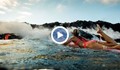 Сърфистка яхна вълните край изригващ вулкан