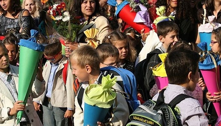 Майки и бащи на първокласници залагат семейни накити отпреди век, за да подготвят децата си за първия учебен ден Майки и бащи на първокласници залагат семейни накити отпреди век, за да подготвят децата си за първия учебен ден