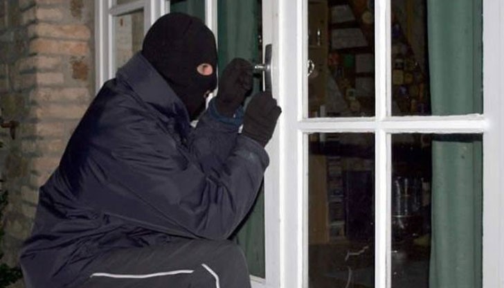 В апартамента е проникнато, чрез отключване на секретен патрон на входната врата с техническо средство