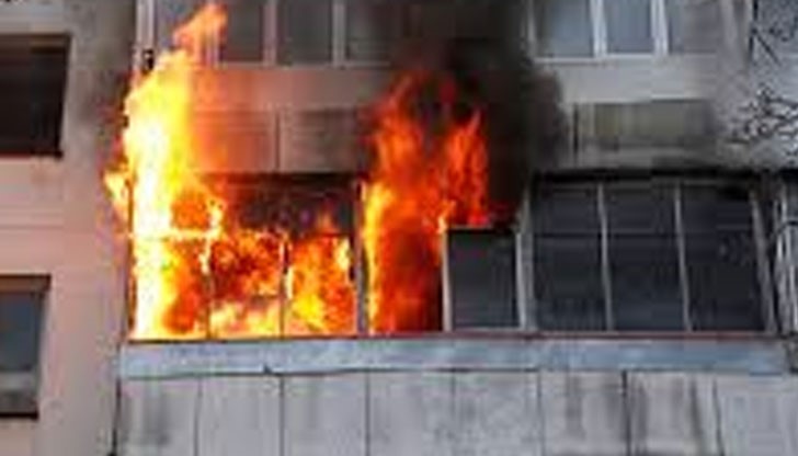 Огънят е тръгнал от общите части на приземния етаж на сградата / Снимката е илюстративна