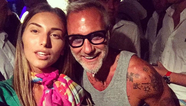 Александра се e включилa в плажно парти в Коста Смералда, заедно с добилия популярност италианец, танцуващ милионер, Джанлука Ваки Александра се e включилa в плажно парти в Коста Смералда, заедно с добилия популярност италианец, танцуващ милионер, Джанлука Ваки