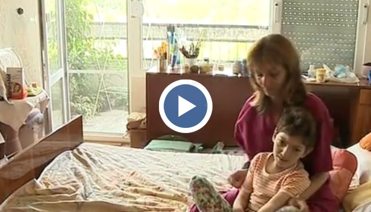 Майка и детето й живеят с 235 лева на месец, но общината й осигурила униформа