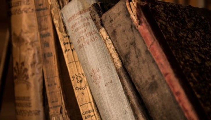 Книгите са поставяни в специален балон, от който се изтегля кислородът и остава само азот