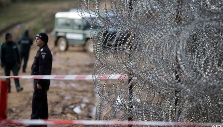 49-годишен ловец от Пирот застреля нелегален афганистански бежанец между селата Славиня и Изатовци, окръг Пирот, разположени на 3-7 км от границата с България 49-годишен ловец от Пирот застреля нелегален афганистански бежанец между селата Славиня и Изатовци, окръг Пирот, разположени на 3-7 км от границата с България