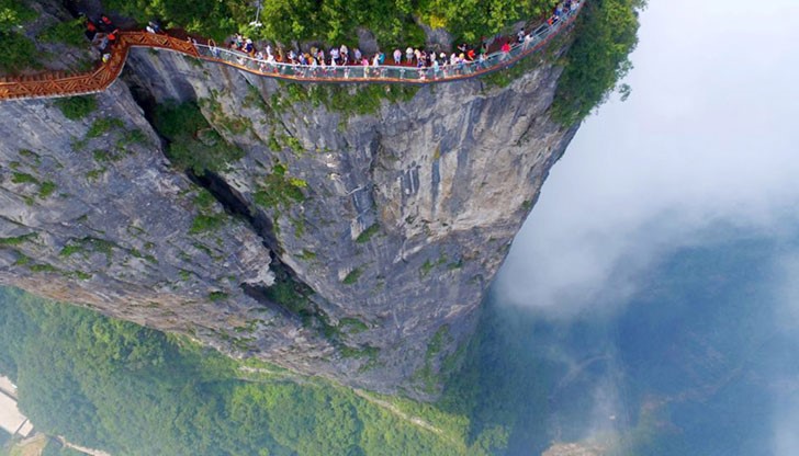 Атракцията е част от Националния парк в планината Тянмен в Източен Китай