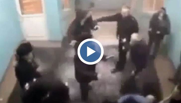 Пенсионерът е обграден, но успява да нокаутира един по един злосторниците със страхотни движения и удари