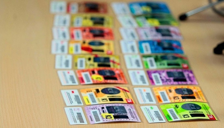 Шофьорите са принудени да купуват седмични стикери за 15 лева Шофьорите са принудени да купуват седмични стикери за 15 лева