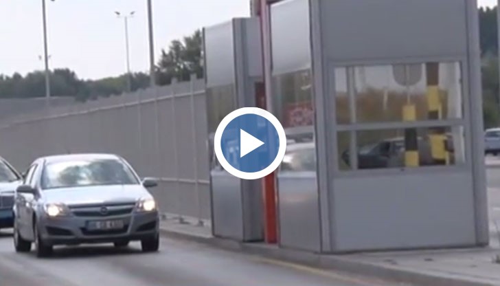 Заради интензивния трафик преминаването на границата отнема между 4 и 10 часа