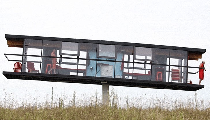 Сградата стои върху 4.5-метрова бетонова колона, върти се около оста й и се накланя дори