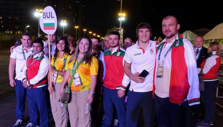 Белчо Горанов връчи на кмета на селото българското лъвче талисман на BG Team