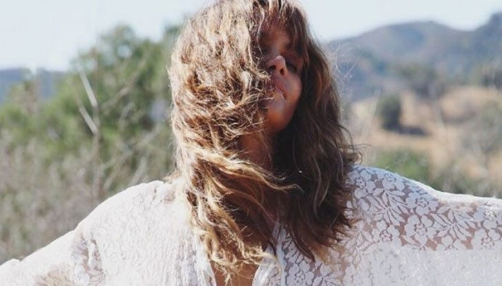 Момичето на Бонд Холи Бери навърши 50