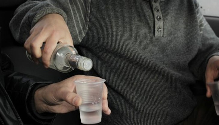 В хода на полицейските действия се установява, че колата се управлява от 53-годишен мъж от Русе Г.В., който лъхал на алкохол В хода на полицейските действия се установява, че колата се управлява от 53-годишен мъж от Русе Г.В., който лъхал на алкохол