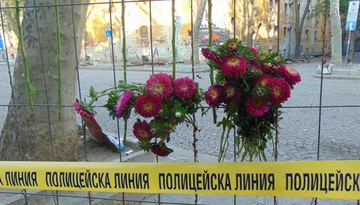 Десетки пловдивчани оставиха цветя и закичиха с траурни ленти пострадалите от вандалския акт културни ценности