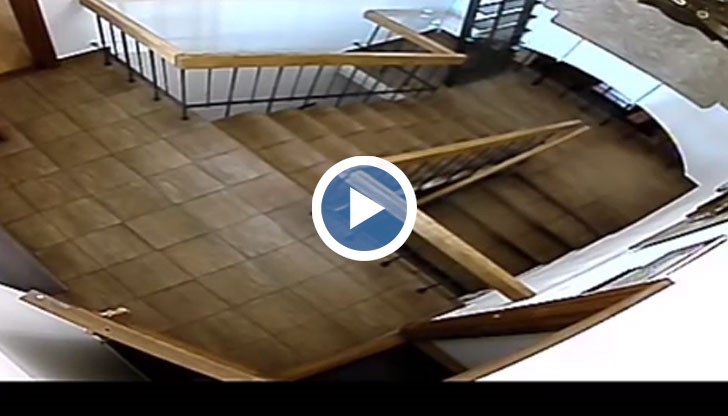 На видеото ясно се вижда бял обект с кръгла форма, който се движи по коридорите и стълбищата