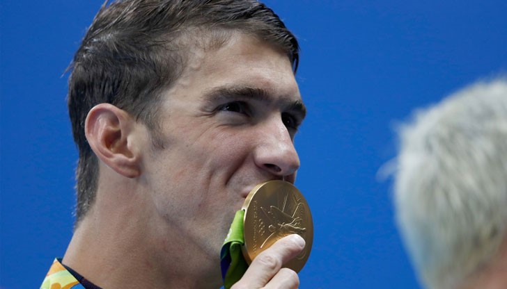 Плувецът взе два златни медала в рамките на час