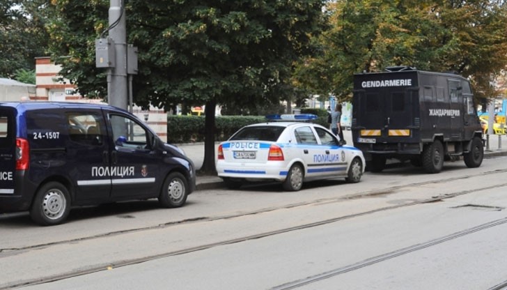 Корумпирани български полицаи участват в пропускането на нелегални мигранти и чрез подкупи подобряват приходите си, пише австрийско издание