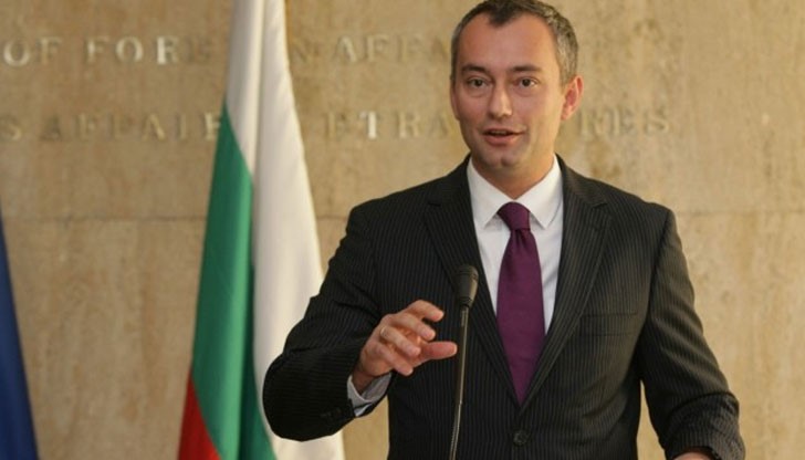 Известно е, че зад гърба му винаги е стояло американското посолство Известно е, че зад гърба му винаги е стояло американското посолство